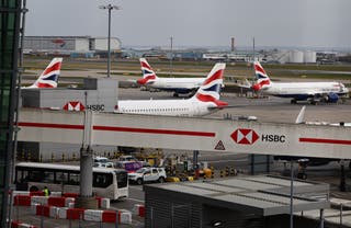 Aeronaves de passageiros operadas pela British Airways no asfalto no aeroporto de Londres Heathrow em 21 de março de 2025 em Londres